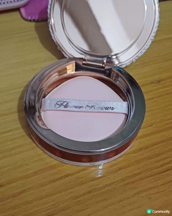 大陸牌子花知曉的蜜粉餅，控油一流。而且包裝極可愛，經常有不同...