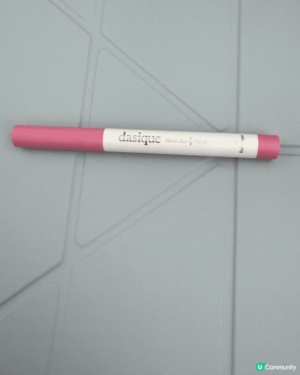 Torriden 潤唇膏喺化妝前塗抹可以以滋潤嘴唇，減淡唇紋...