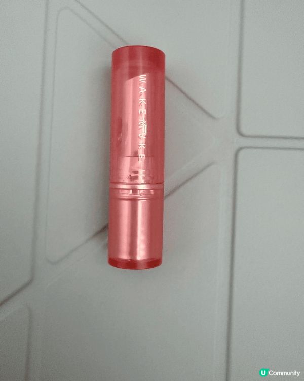 Torriden 潤唇膏喺化妝前塗抹可以以滋潤嘴唇，減淡唇紋...