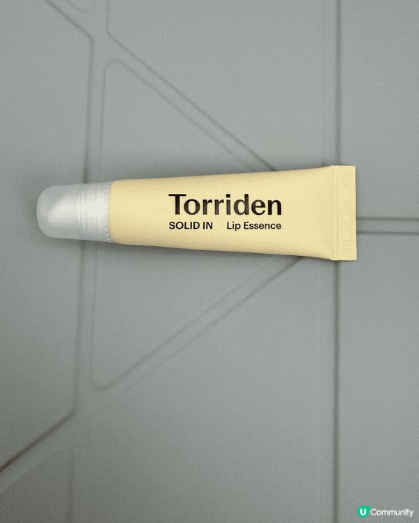 Torriden 潤唇膏喺化妝前塗抹可以以滋潤嘴唇，減淡唇紋...