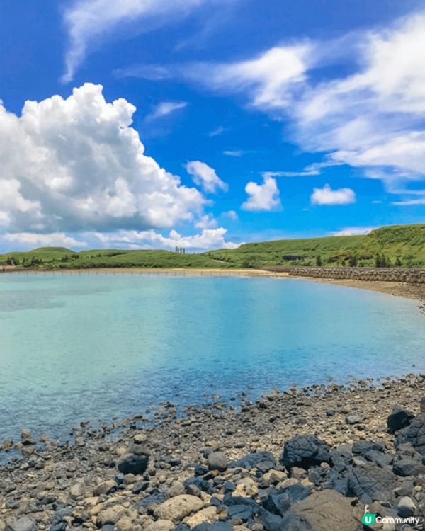 青灣仙人掌公園對面有個廢墟，旁邊翠綠的草地加上一望無際的蔚藍...