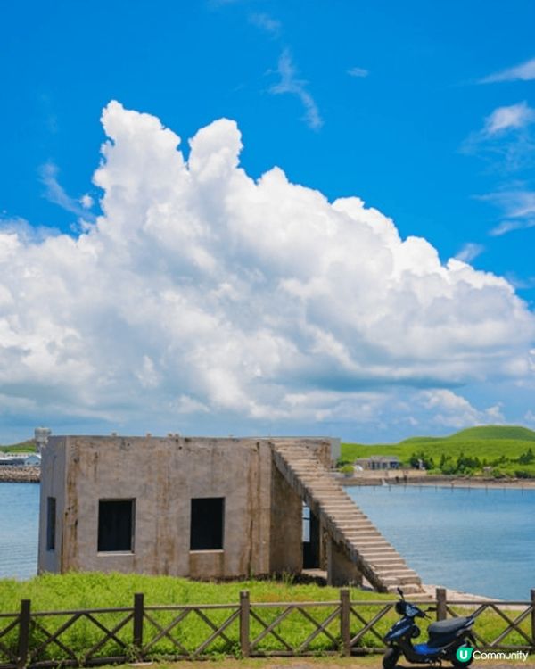 青灣仙人掌公園對面有個廢墟，旁邊翠綠的草地加上一望無際的蔚藍...