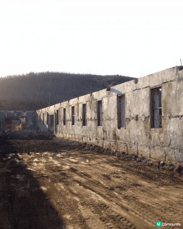 青灣仙人掌公園對面有個廢墟，旁邊翠綠的草地加上一望無際的蔚藍...