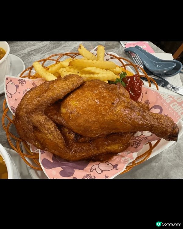 燒春雞配炸薯條size有手掌般咁大，春雞經過特製醬料醣製，燒...