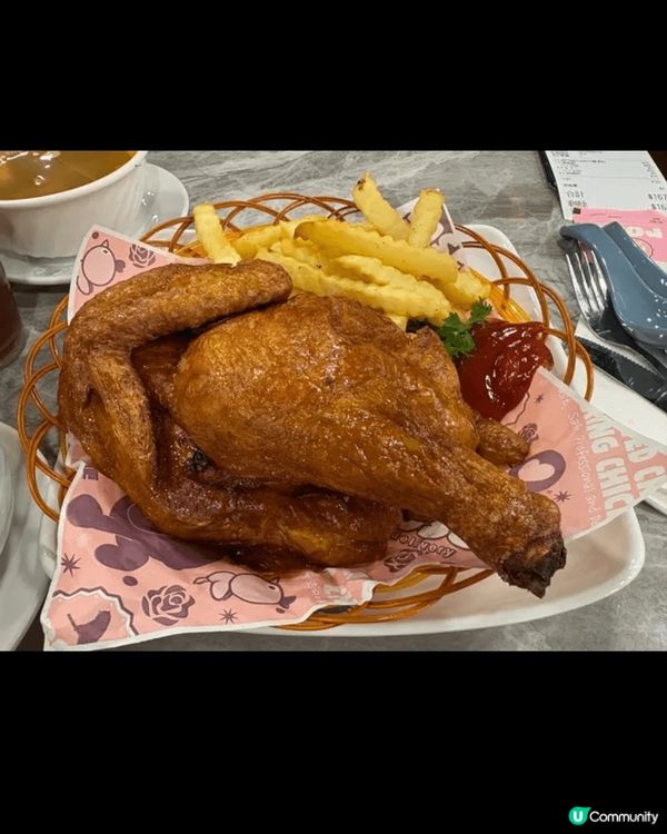 燒春雞配炸薯條size有手掌般咁大，春雞經過特製醬料醣製，燒...