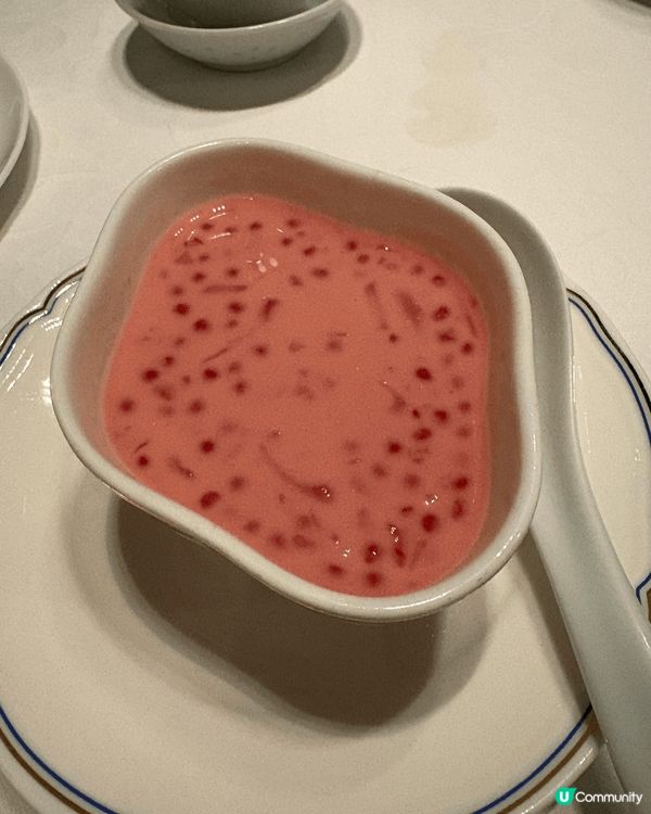 最近食的一餐生日飯，在某酒店中菜。好精緻，每一道菜都不錯。最...