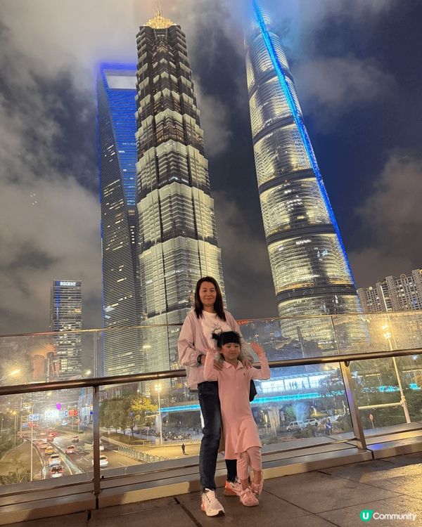 這裡是中國上海浦東的東方明珠塔及陸家嘴三件套。 是俱有特色同...