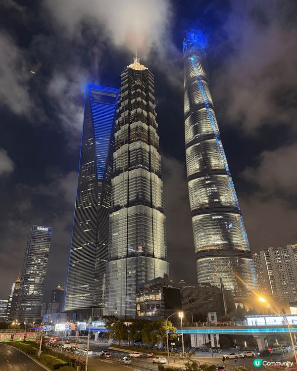 這裡是中國上海浦東的東方明珠塔及陸家嘴三件套。 是俱有特色同...