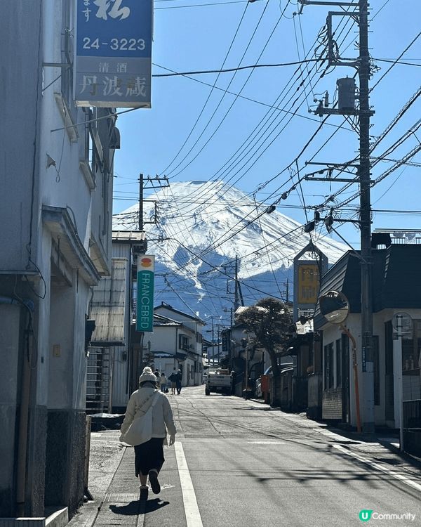 位於日本小鎮富士吉田市-下吉田的街道景象,兩旁的商舖和房屋遠...