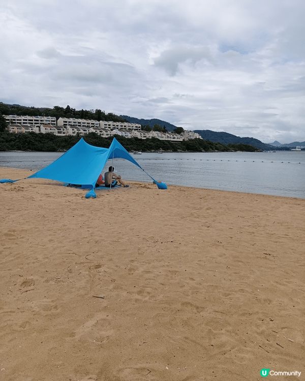 愉景灣的大白灣沙灘是一個人造沙灘，水清沙幼，躺在鬆軟濕潤的沙...