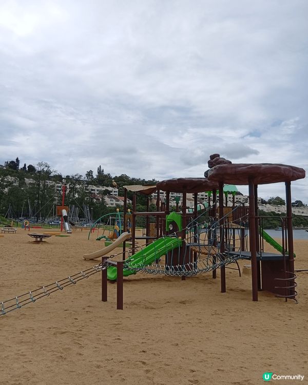 愉景灣的大白灣沙灘是一個人造沙灘，水清沙幼，躺在鬆軟濕潤的沙...