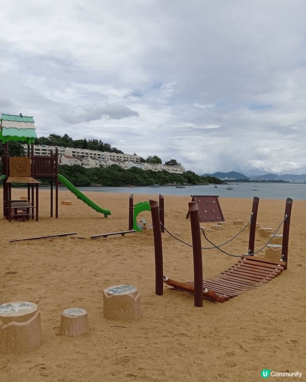 愉景灣的大白灣沙灘是一個人造沙灘，水清沙幼，躺在鬆軟濕潤的沙...