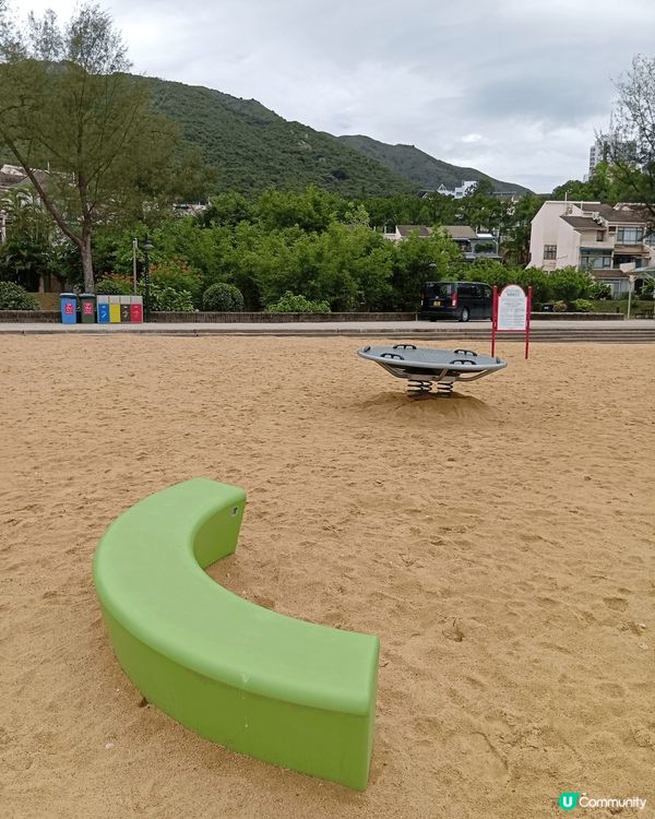 愉景灣的大白灣沙灘是一個人造沙灘，水清沙幼，躺在鬆軟濕潤的沙...