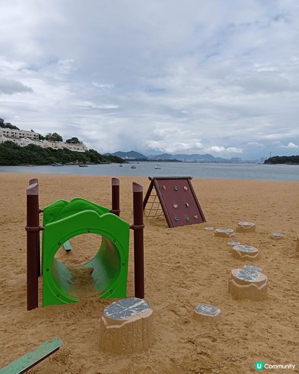 愉景灣的大白灣沙灘是一個人造沙灘，水清沙幼，躺在鬆軟濕潤的沙...