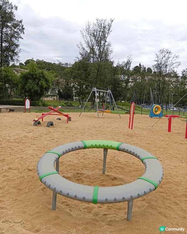 愉景灣的大白灣沙灘是一個人造沙灘，水清沙幼，躺在鬆軟濕潤的沙...