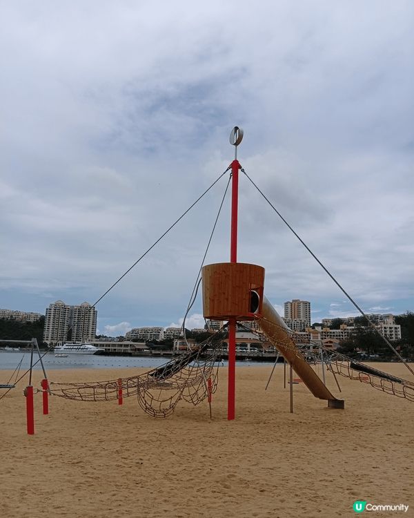 愉景灣的大白灣沙灘是一個人造沙灘，水清沙幼，躺在鬆軟濕潤的沙...