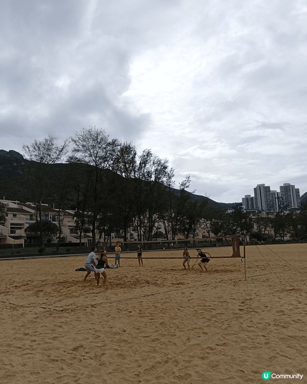 愉景灣的大白灣沙灘是一個人造沙灘，水清沙幼，躺在鬆軟濕潤的沙...