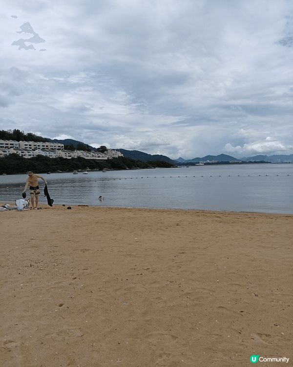 愉景灣的大白灣沙灘是一個人造沙灘，水清沙幼，躺在鬆軟濕潤的沙...