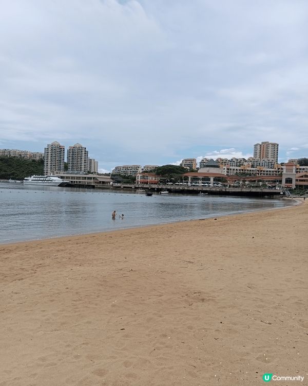 愉景灣的大白灣沙灘是一個人造沙灘，水清沙幼，躺在鬆軟濕潤的沙...