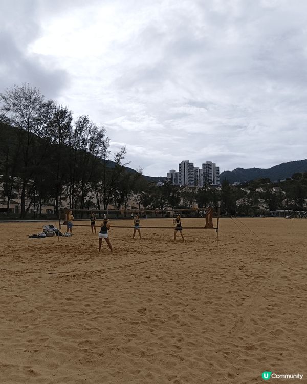 愉景灣的大白灣沙灘是一個人造沙灘，水清沙幼，躺在鬆軟濕潤的沙...