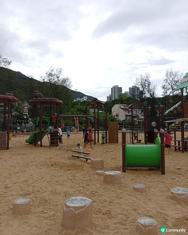 愉景灣的大白灣沙灘是一個人造沙灘，水清沙幼，躺在鬆軟濕潤的沙...