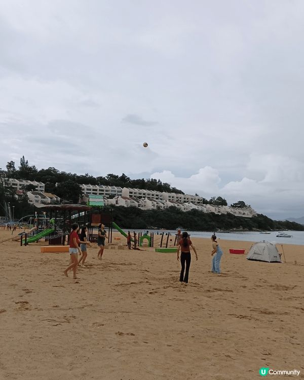 愉景灣的大白灣沙灘是一個人造沙灘，水清沙幼，躺在鬆軟濕潤的沙...