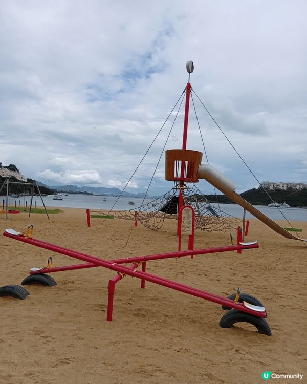 愉景灣的大白灣沙灘是一個人造沙灘，水清沙幼，躺在鬆軟濕潤的沙...