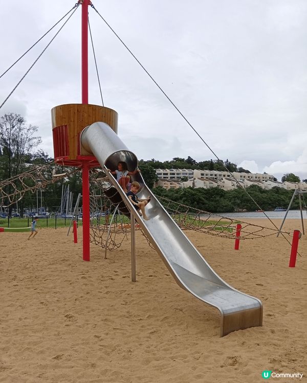 愉景灣的大白灣沙灘是一個人造沙灘，水清沙幼，躺在鬆軟濕潤的沙...