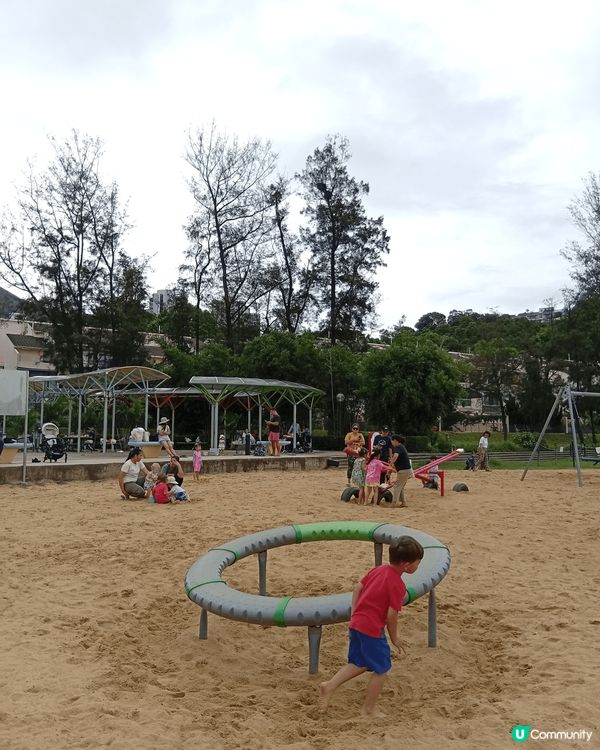 愉景灣的大白灣沙灘是一個人造沙灘，水清沙幼，躺在鬆軟濕潤的沙...