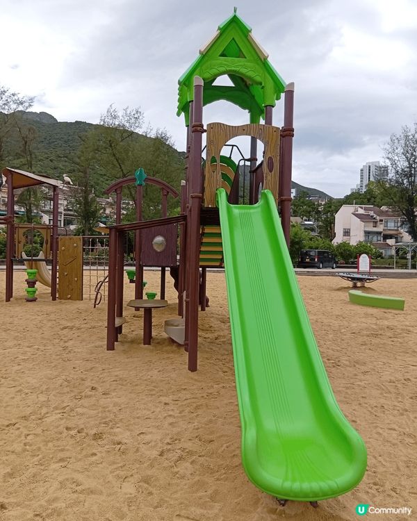 愉景灣的大白灣沙灘是一個人造沙灘，水清沙幼，躺在鬆軟濕潤的沙...