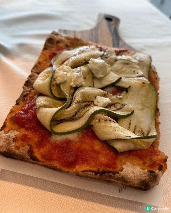 High Tea 來講算幾豐富! 咸,甜點都各一半~主食係肉...