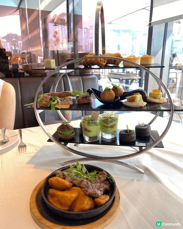 High Tea 來講算幾豐富! 咸,甜點都各一半~主食係肉...