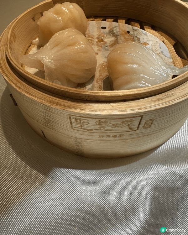 這張圖片展示了一個精美的木盤，上面放滿了各種日式小碟，有蔬菜...