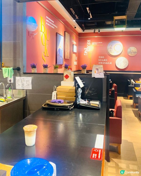 具文青風的書店☕️café 🍮🧁也有甜點在賣