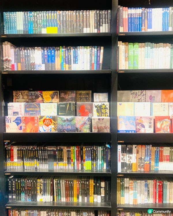 具文青風的書店☕️café 🍮🧁也有甜點在賣