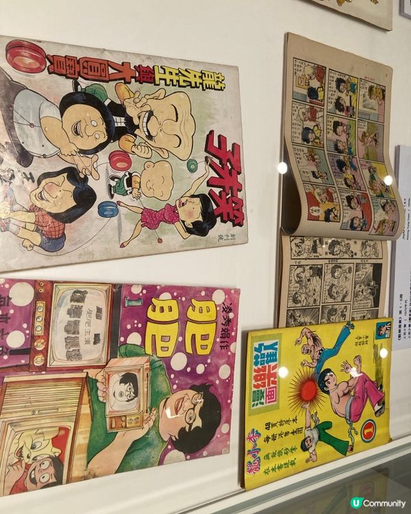 1.  香港漫畫展，笑聲背後嘅獅子山精神！💪📚 嚟睇吓啦！