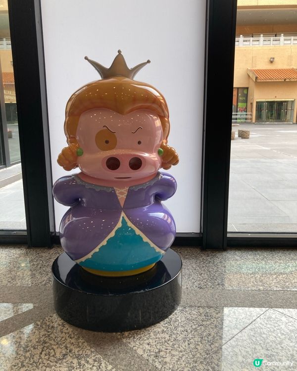 1.  香港漫畫展，笑聲背後嘅獅子山精神！💪📚 嚟睇吓啦！