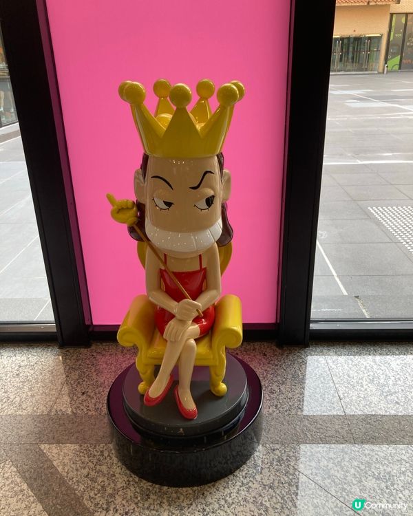 1.  香港漫畫展，笑聲背後嘅獅子山精神！💪📚 嚟睇吓啦！