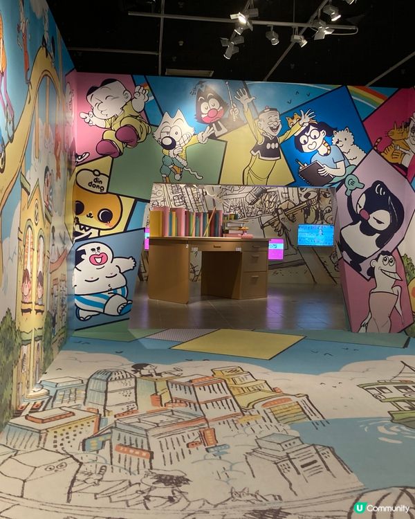 1.  香港漫畫展，笑聲背後嘅獅子山精神！💪📚 嚟睇吓啦！