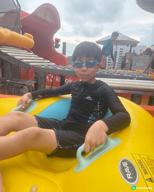 仔仔非常喜歡玩水，作為香港第一個水上樂園，當然要帶仔仔去玩啦...