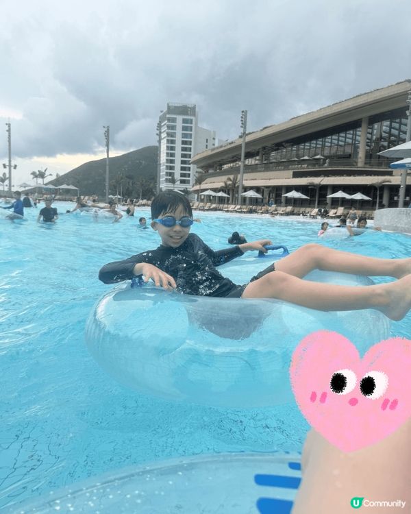 仔仔非常喜歡玩水，作為香港第一個水上樂園，當然要帶仔仔去玩啦...