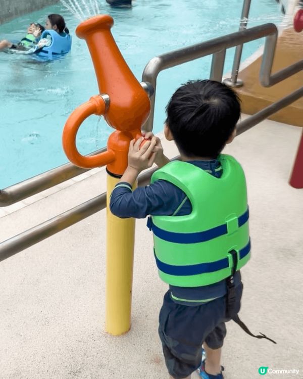 我哋帶小朋友去咗海洋公園水上樂園玩，佢一見到水就興奮到不得了...