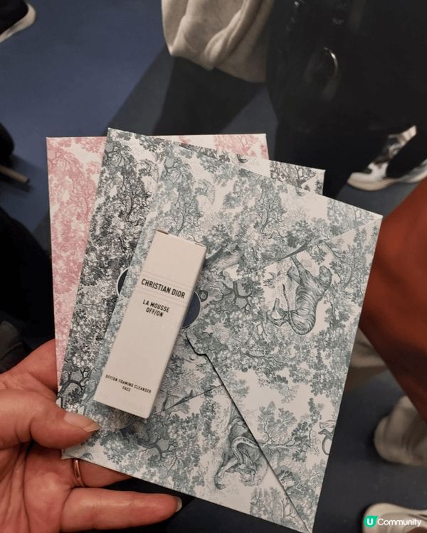 收到dior sms叫我登記去金鐘活動，去到比sms職員看在...