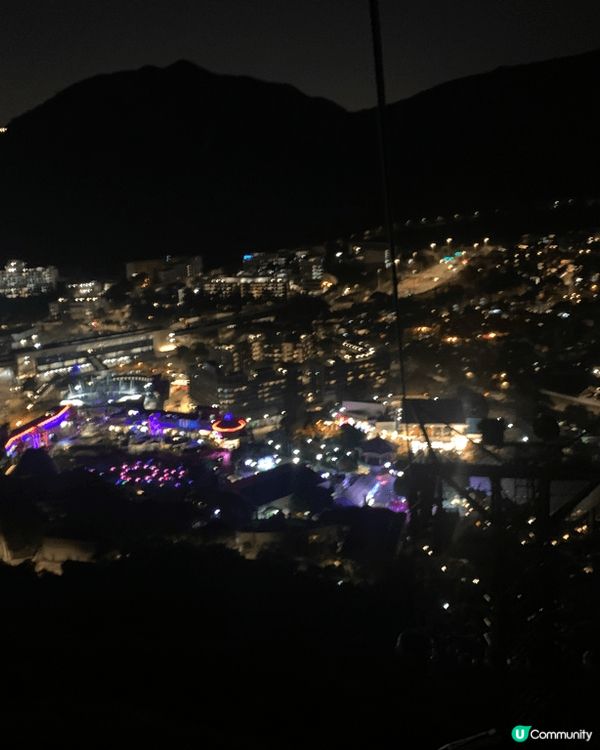 係海洋公園坐住攬車可以欣賞到好靚既日與夜風景。