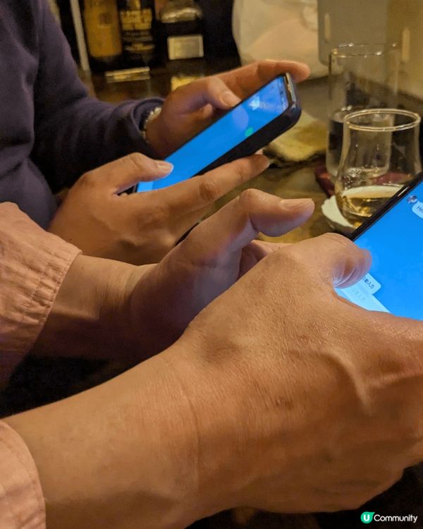 1) 這是大阪一間一人經營的小型酒吧，去年到過一次後認識了老...