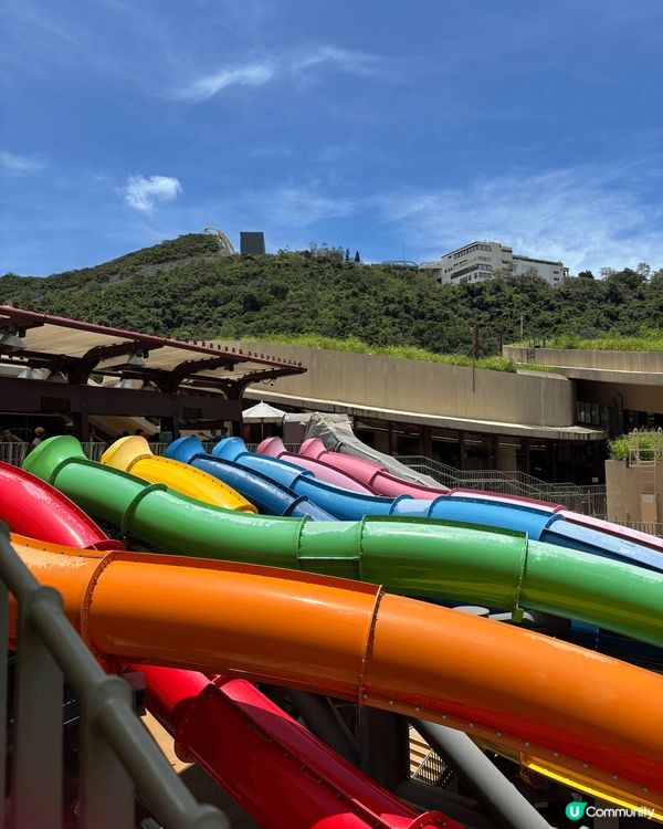 在香港水上樂園，我感受到無比的歡樂！滑水道的刺激讓我尖叫不止...