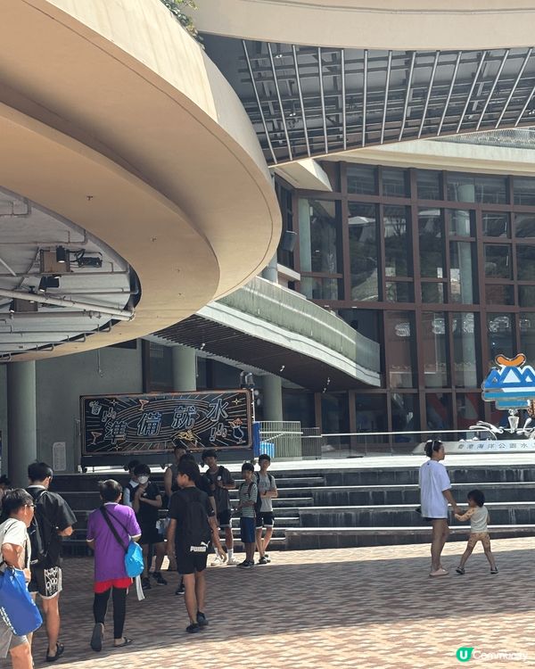 在香港水上樂園，我感受到無比的歡樂！滑水道的刺激讓我尖叫不止...