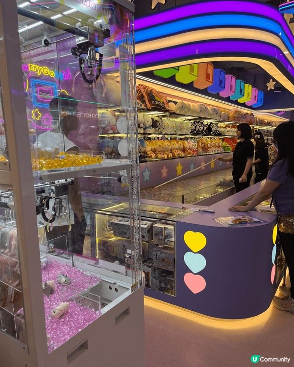 沙田的歡樂天地有好多種遊戲設備，包括掉彩虹，跑馬機，滾球，飛...