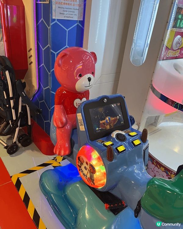 沙田的歡樂天地有好多種遊戲設備，包括掉彩虹，跑馬機，滾球，飛...