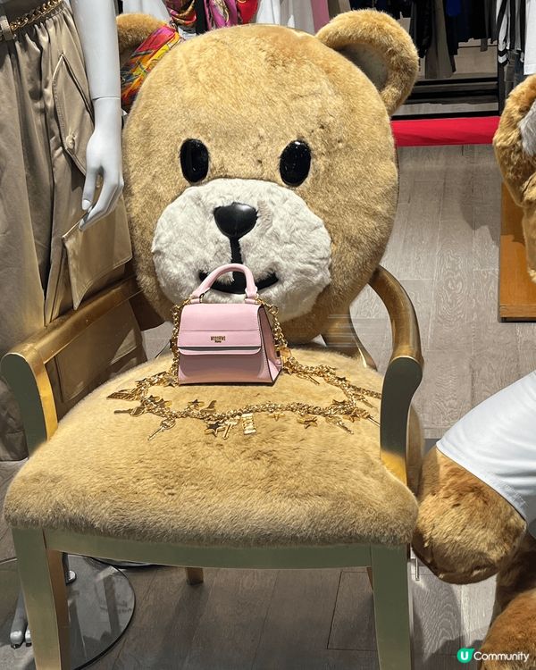 Moschino 的小熊很出名，佢哋產品，有手袋、衣服、香水...